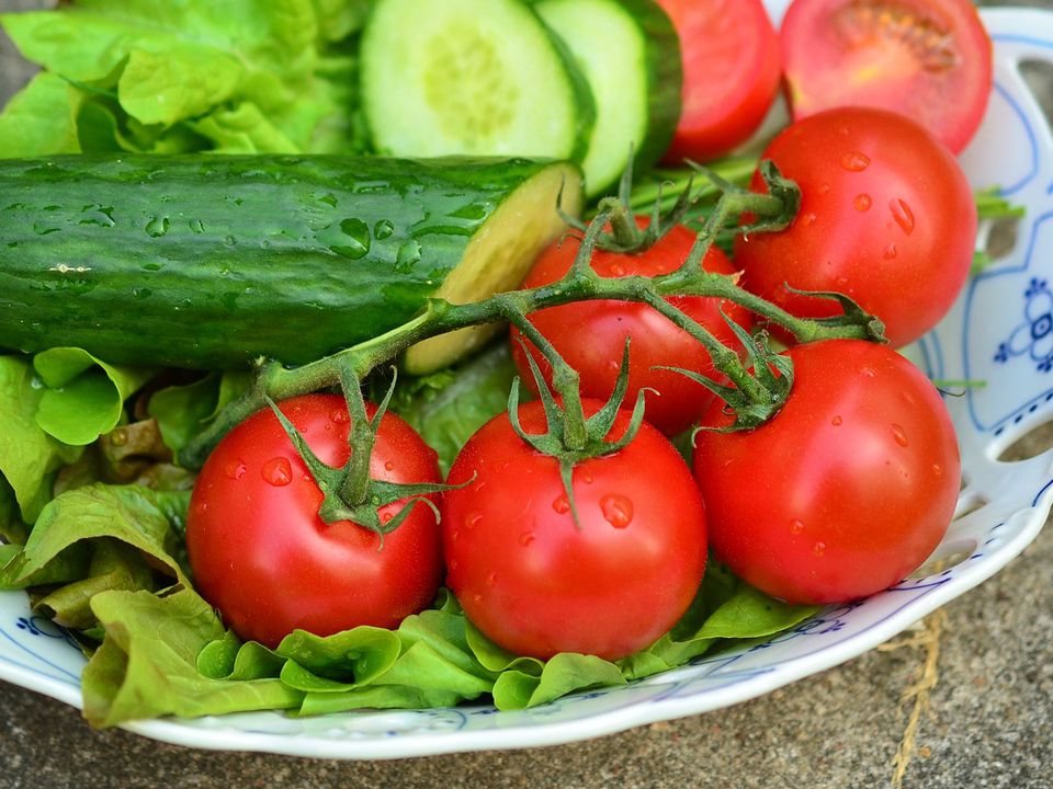 Na nitrate v paradižniku in kumarah kažejo naslednji znaki: